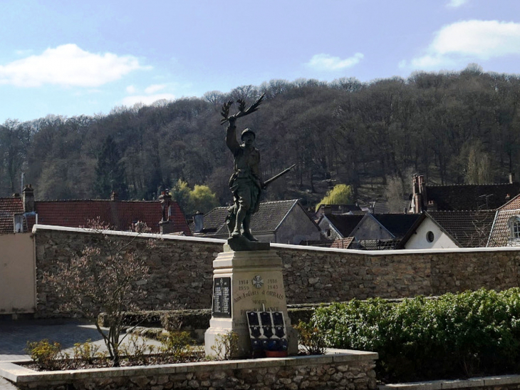 Le monument aux morts sur la place des Tilleuls - Orbais-l'Abbaye