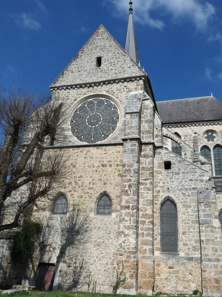 L'abbatiale vue de la place des Tilleuls - Orbais-l'Abbaye