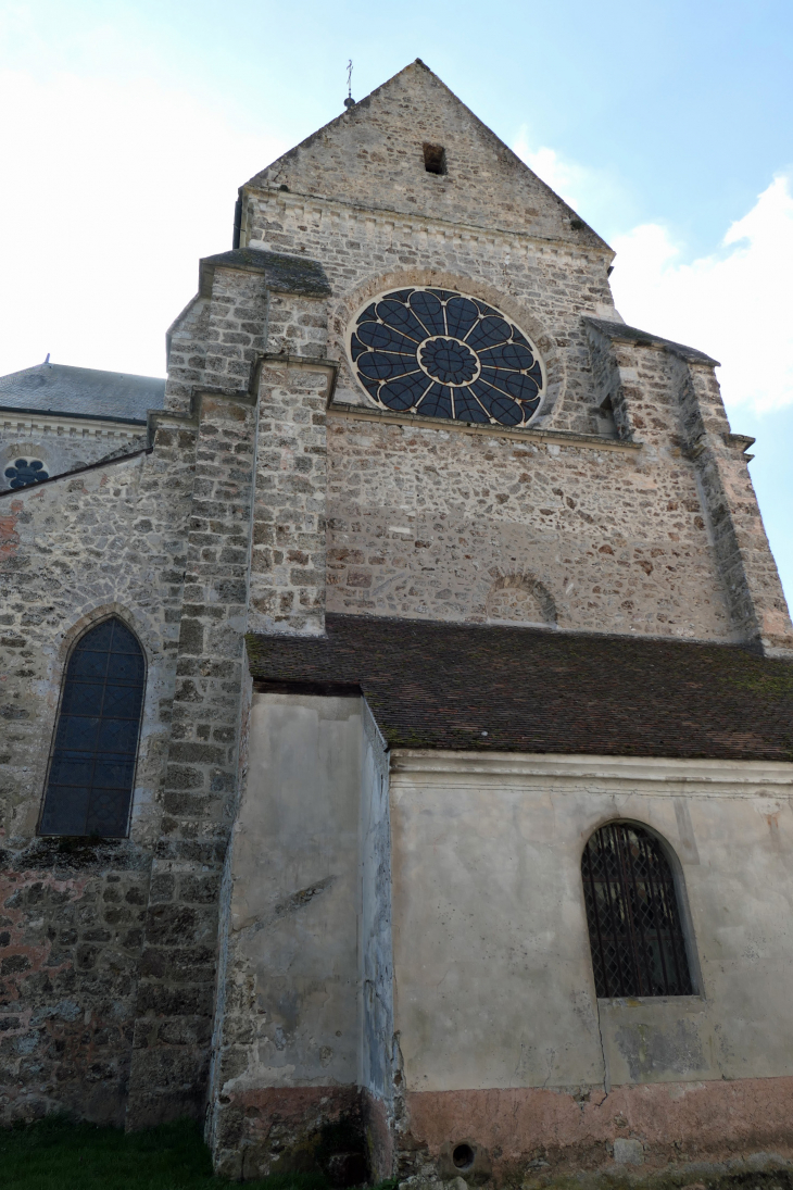 L'abbatiale vue de la place des Tilleuls - Orbais-l'Abbaye