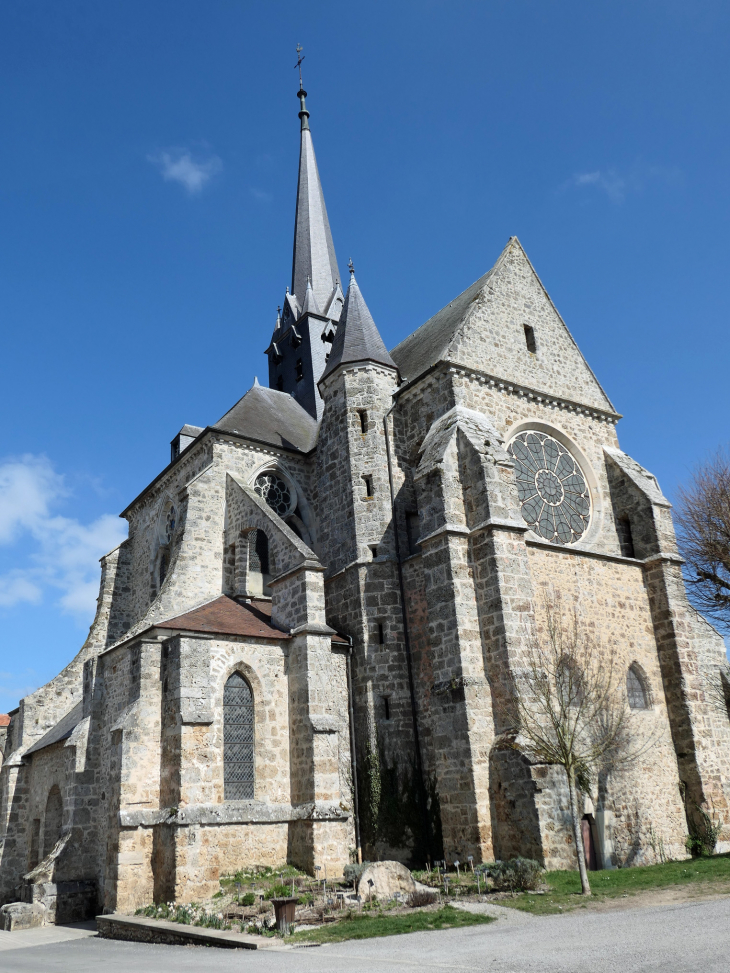 L'abbatiale vue de la place des Tilleuls - Orbais-l'Abbaye