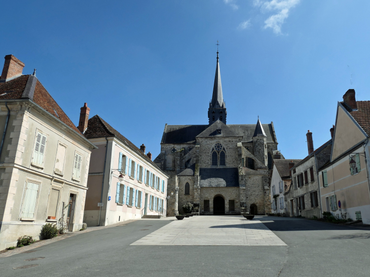 Devant l'abbatiale : place Jehan d'Orbais - Orbais-l'Abbaye