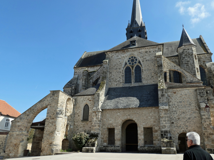 Devant l'abbatiale - Orbais-l'Abbaye