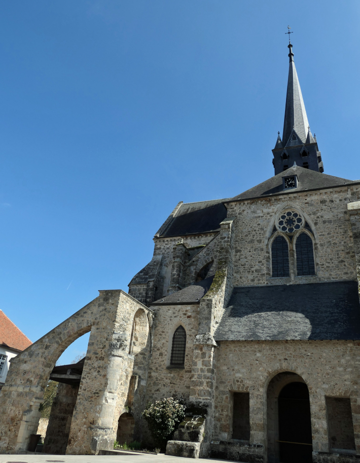 Devant l'abbatiale - Orbais-l'Abbaye