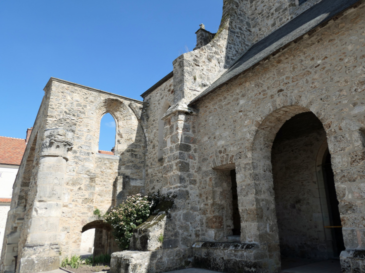 Devant l'abbatiale - Orbais-l'Abbaye