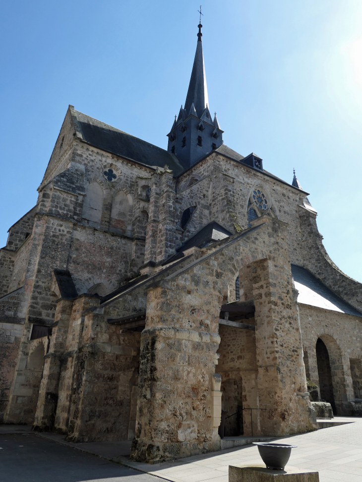 Devant l'abbatiale - Orbais-l'Abbaye