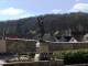 le monument aux morts sur la place des Tilleuls