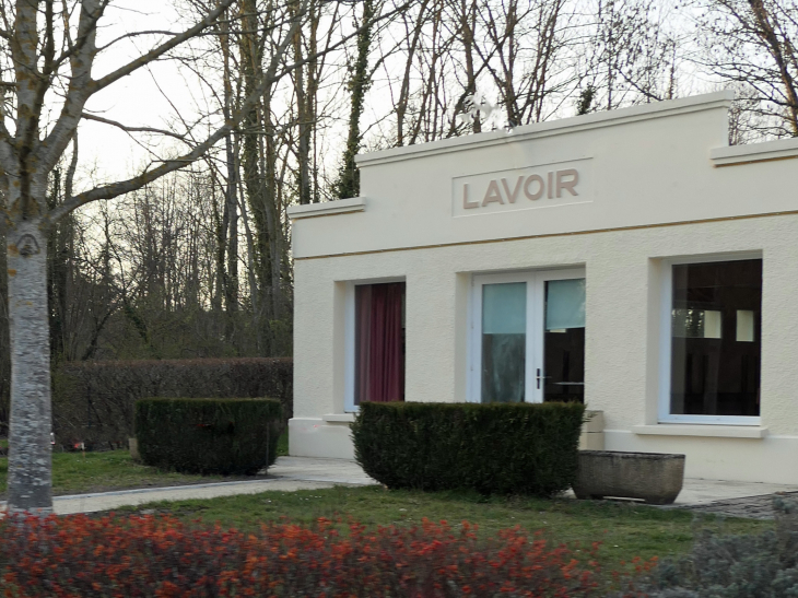 Le lavoir transformé en bâtiment administratif - Oyes