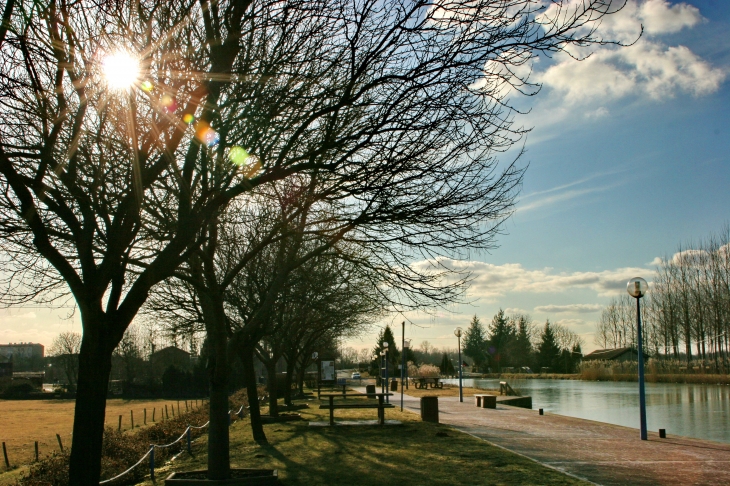 Pargny sur Saulx - Halte nautique en contre-jour by jtkfr - Pargny-sur-Saulx