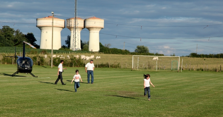 Baptème de l'air en hélicoptère. Stade Simonet. Les 3 châteaux d'eau en fond. - Pargny-sur-Saulx