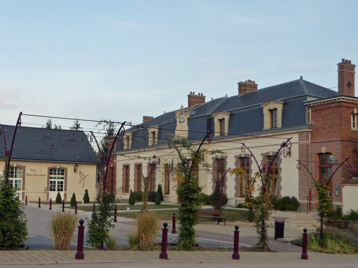 La place de la mairie - Pierry