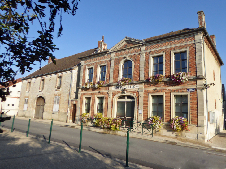 La mairie dans la rue principale - Plivot