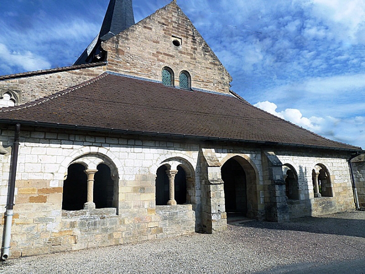 Le porche champenois de l'église - Ponthion