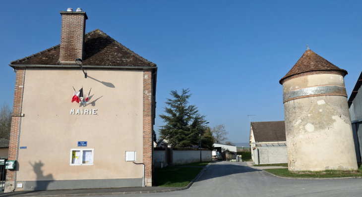 Derrière la mairie route de Barbonne - Queudes