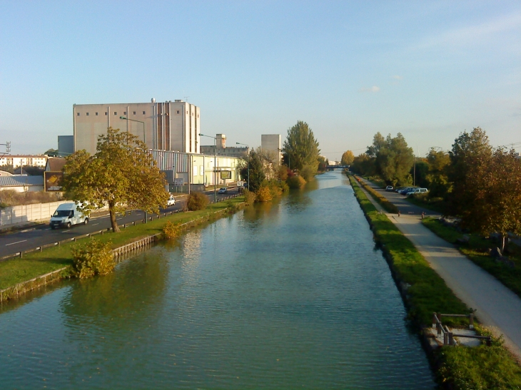 Les grands moulins ...vu de la coulée verte - Reims