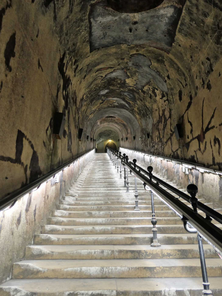 Cave de champagne Pommery : le grand escalier de 116 marches - Reims