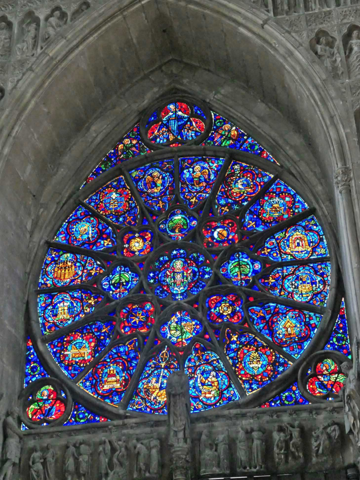 La cathédrale : une rosace du portail central - Reims