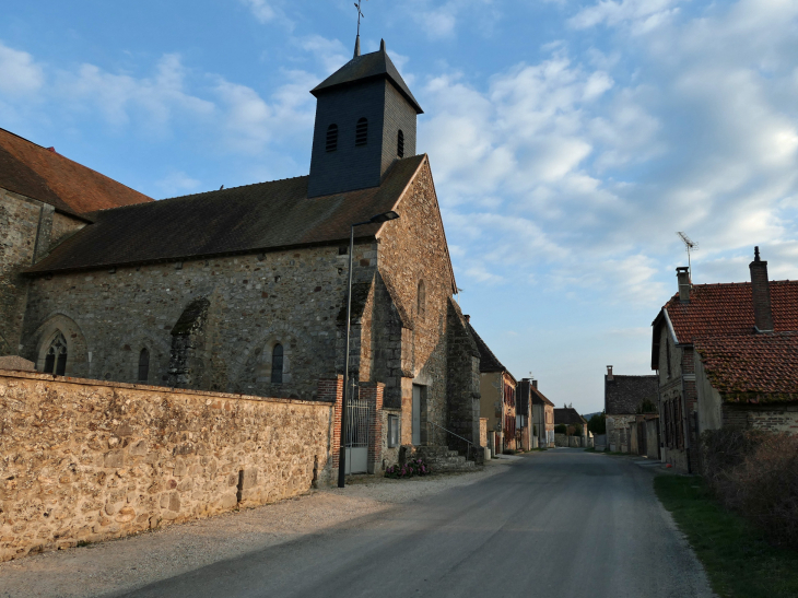 L'église dans la rue principale - Reuves