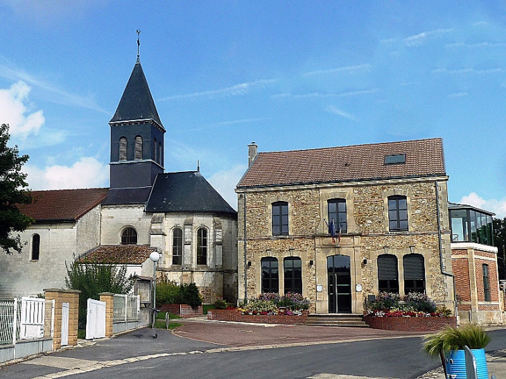 L'église et la mairie - Saint-Étienne-au-Temple