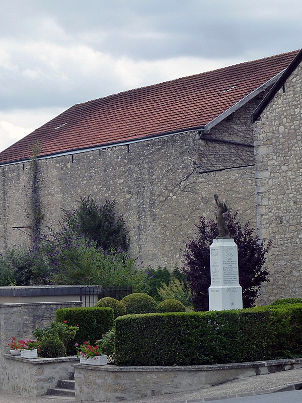 Le monument aux morts - Sarcy