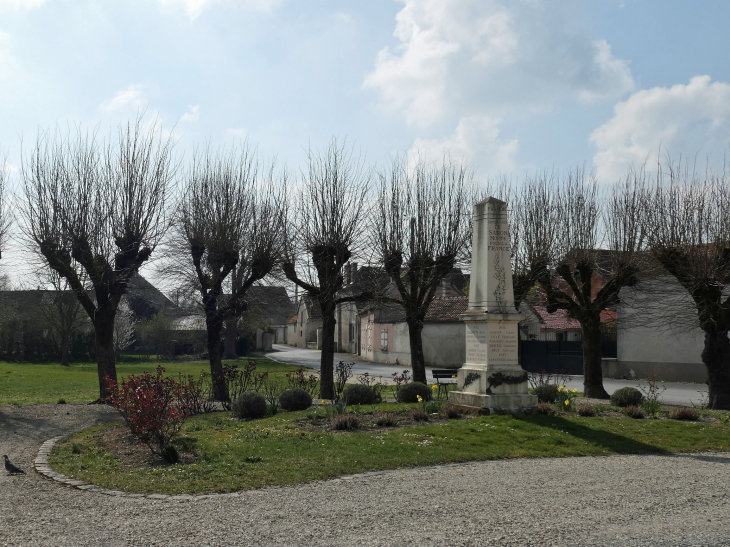 Le monument aux morts à l'entrée du village - Saron-sur-Aube