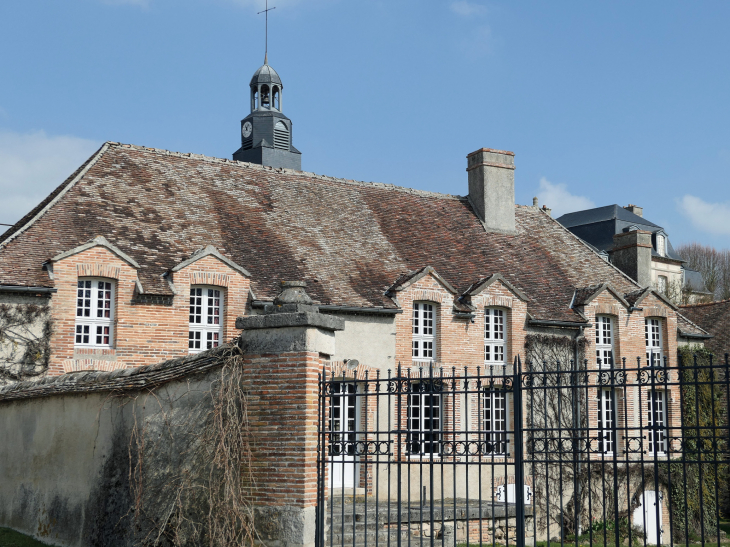 Le clocher derrière les maisons - Saron-sur-Aube