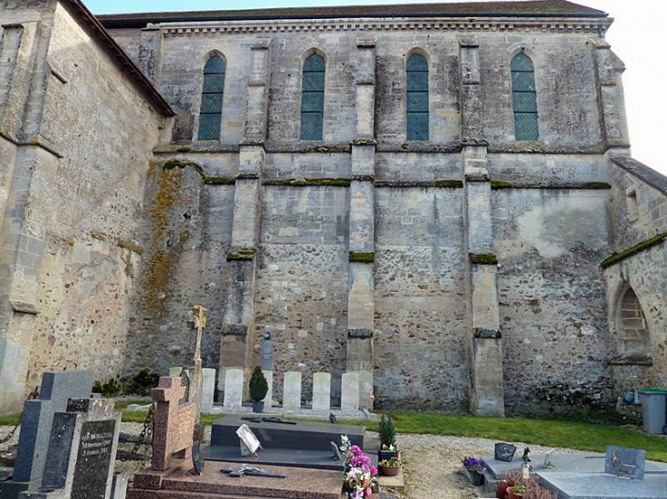 Tombes de guerre le long de l'église - Sept-Saulx