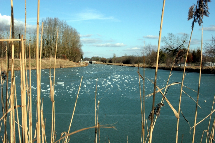 Sermaize les Bains - Le canal gelé au niveau de l'ancien port à bois. By Jtkfr - Sermaize-les-Bains