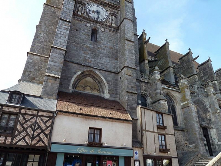 Maisons accolées à l'église - Sézanne