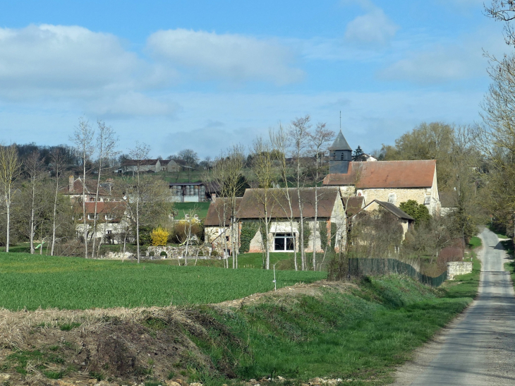 Arrivée au village par une petite route - Suizy-le-Franc