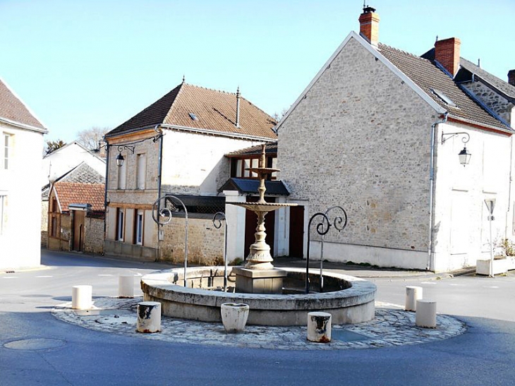 Fontaine dans le village - Trigny