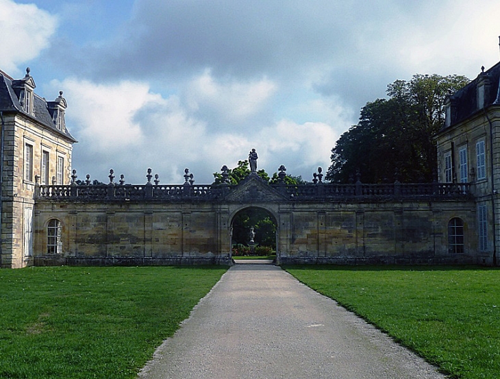 L'abbaye côté cour - Trois-Fontaines-l'Abbaye