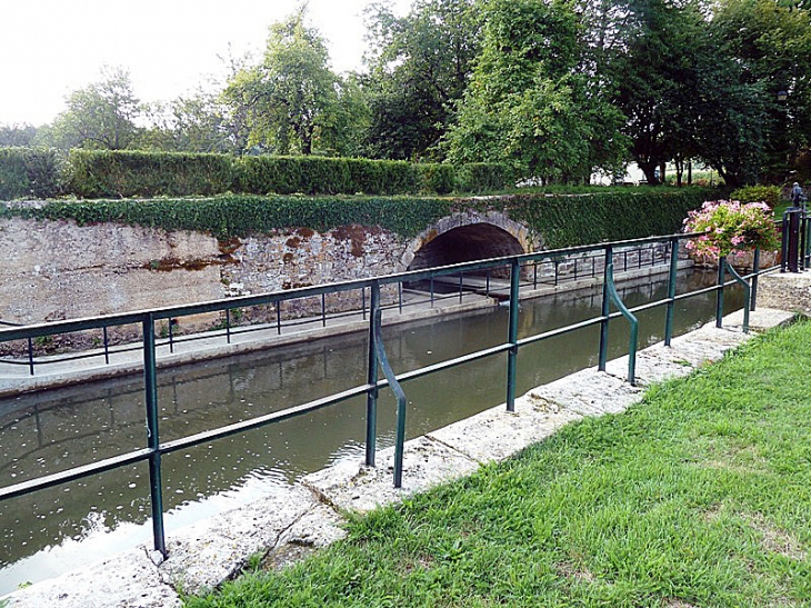 Canal d'irrigation - Trois-Fontaines-l'Abbaye