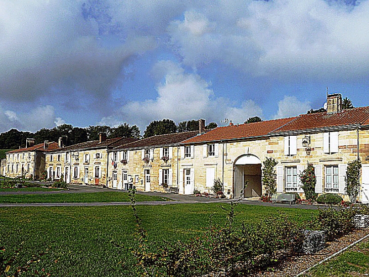 Les maisons sur la place devant l'abbaye - Trois-Fontaines-l'Abbaye