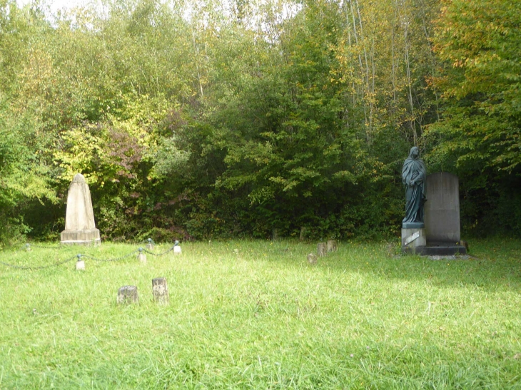 Monument commémoratif 14-18 en forêt - Vienne-le-Château