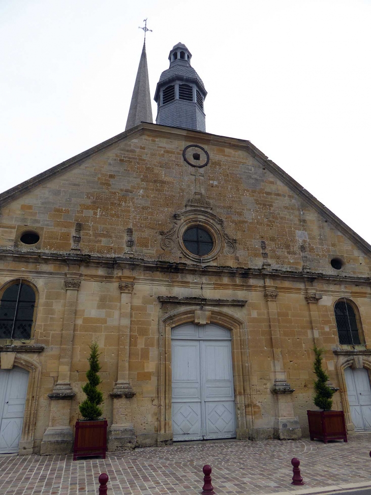 L'entrée de l'église - Vienne-le-Château