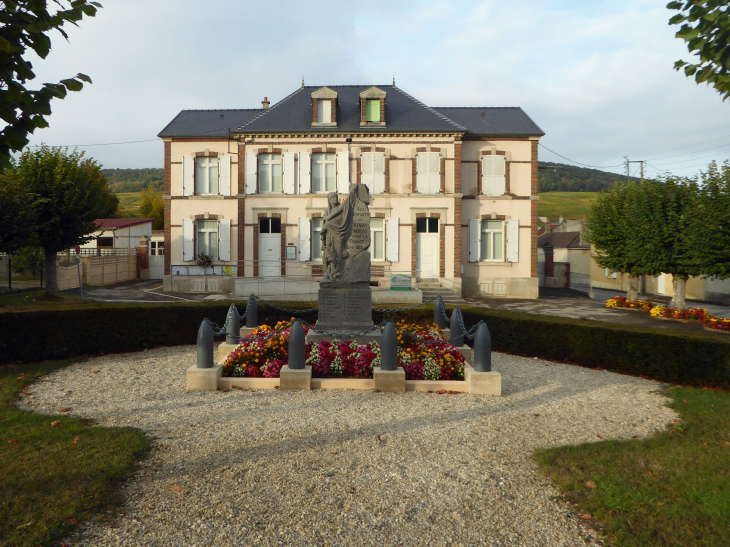 Le monument aux morts devant la mairie - Vinay