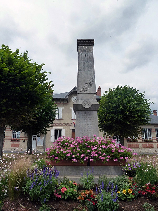 Le monument aux morts devant la mairie - Vrigny