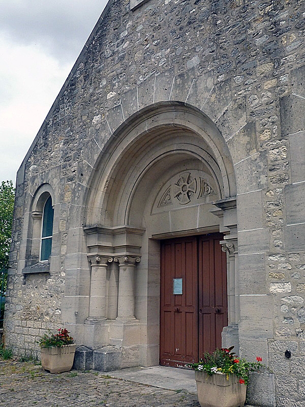 L'entrée de l'église - Vrigny