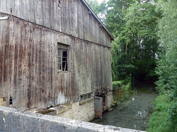 L'ancien moulin. Hurlus a été ajouté en mémoire d'un village détruit en 14-18 - Wargemoulin-Hurlus