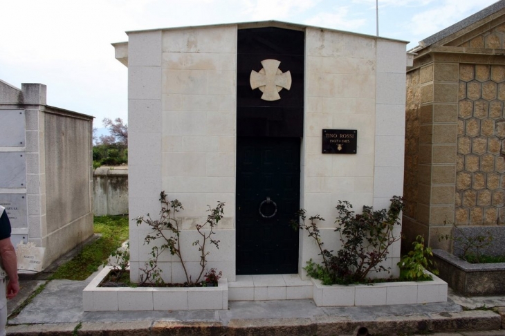 Tombe de Tino Rossi au cimetière d'Ajaccio