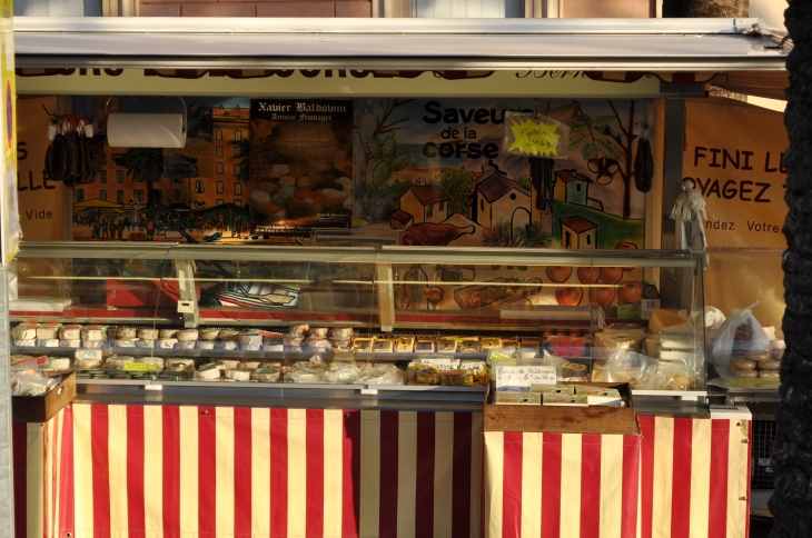 Etal de fromage sur le marché, place Foch - Ajaccio