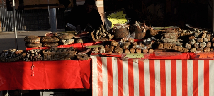 Etal de charcuterie sur le marché, place Foch - Ajaccio