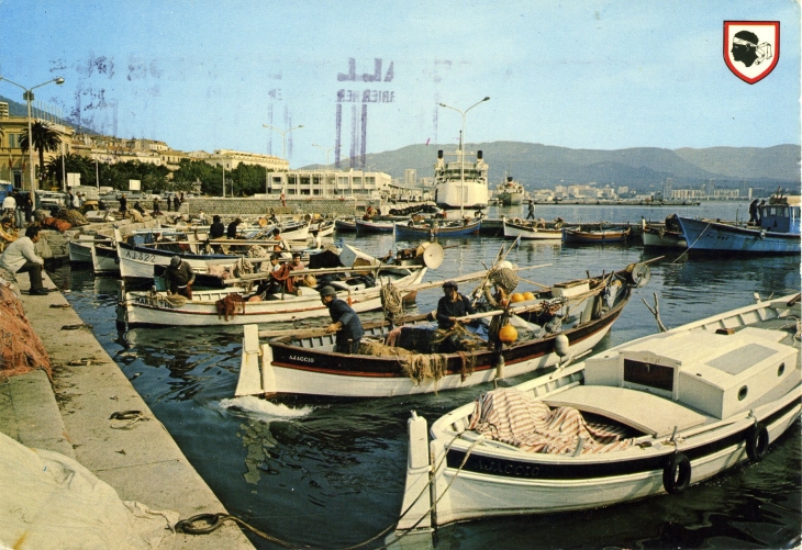 Le port de pêche et au fond, la Gare Maritime.(carte postale de 1973) - Ajaccio