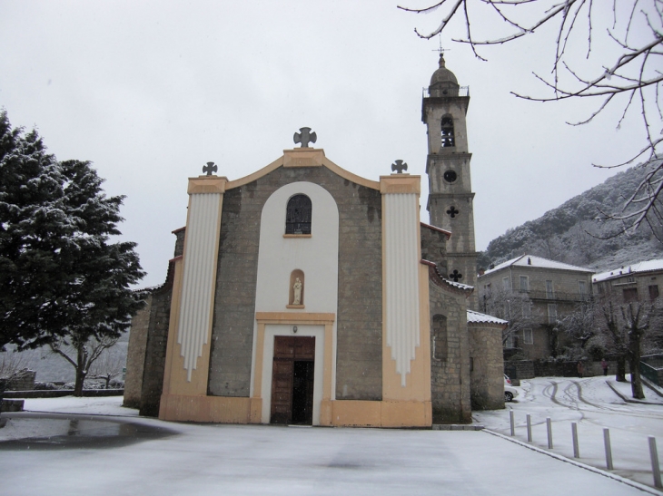 L'église date du 15ème siècle, sera doté en 1871 d'un imposant clocher latéral à étages - Levie