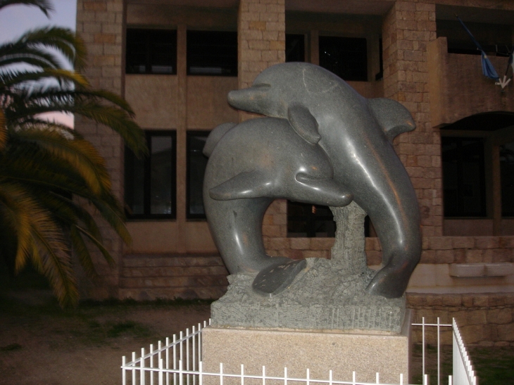 Les dauphins devant la mairie - Pianottoli-Caldarello