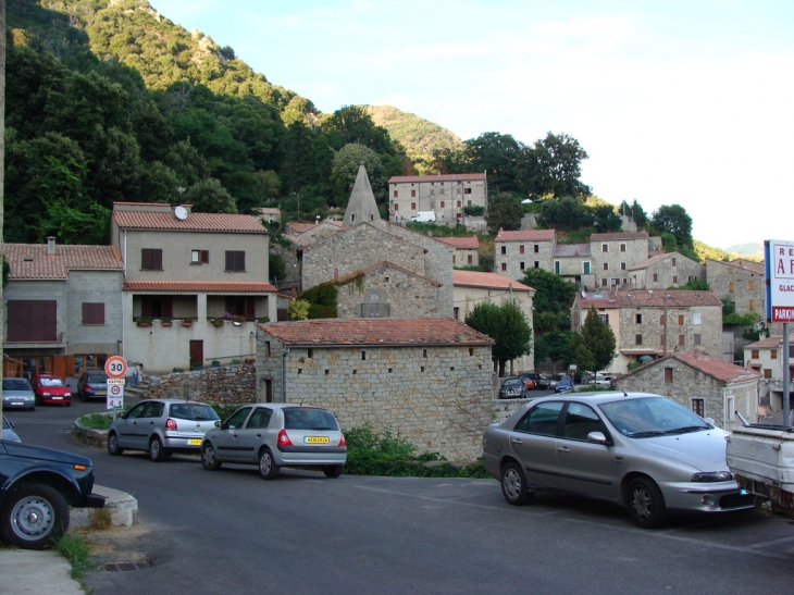 Tolla le village