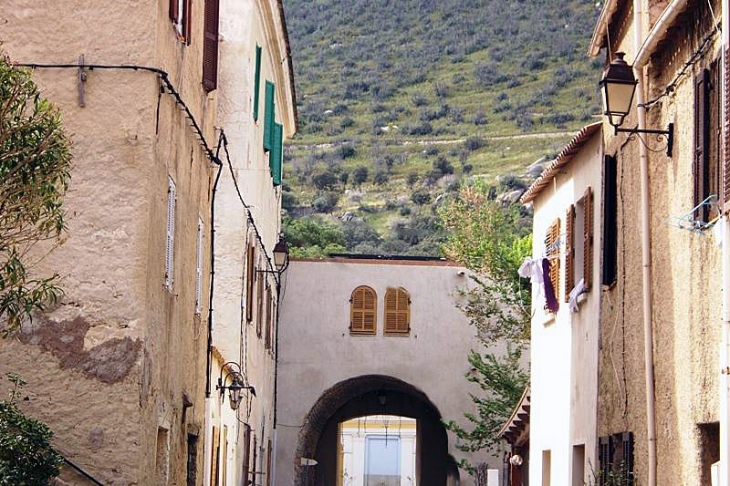 Vers la porte du village - Algajola