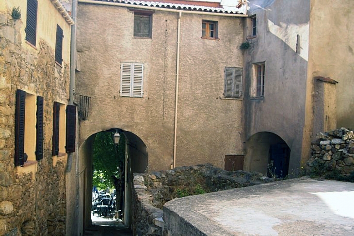 Derrière les maisons - Belgodère