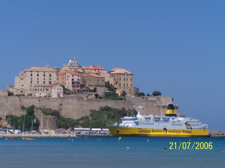 La cidatelle et ses ferrys - Calvi