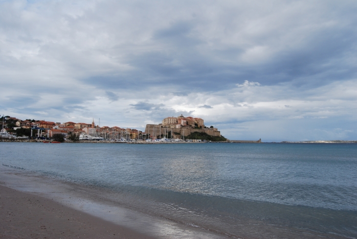 Vue de calvi prise de la plage